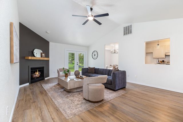 403 E 10th Street, Grove, OK 74344