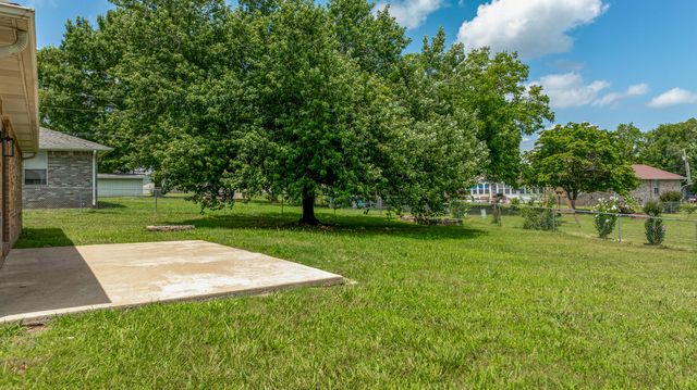 403 E 10th Street, Grove, OK 74344