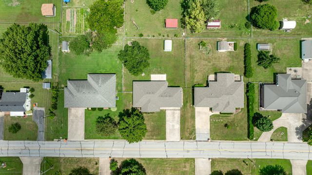 403 E 10th Street, Grove, OK 74344