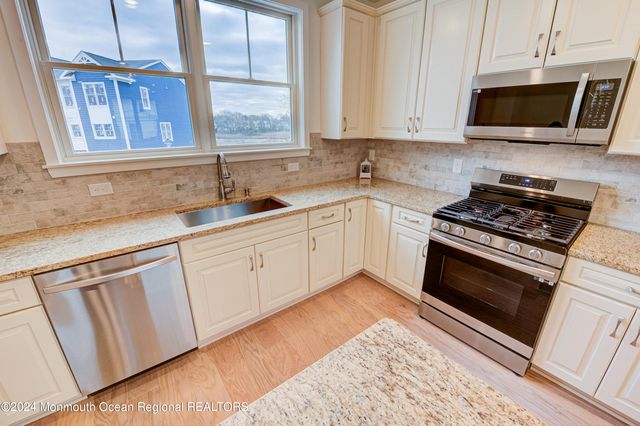 8 Raritan Cove, Keyport, NJ 07735