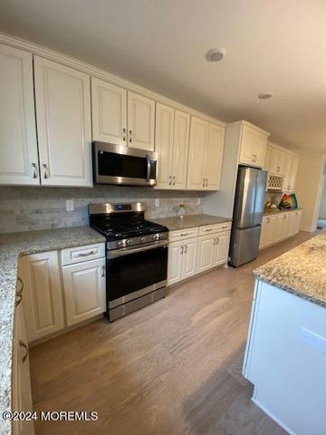 8 Raritan Cove, Keyport, NJ 07735