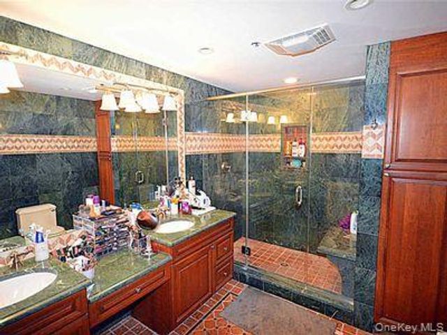 100 cuttermill Road 4V, Great Neck, NY 11021