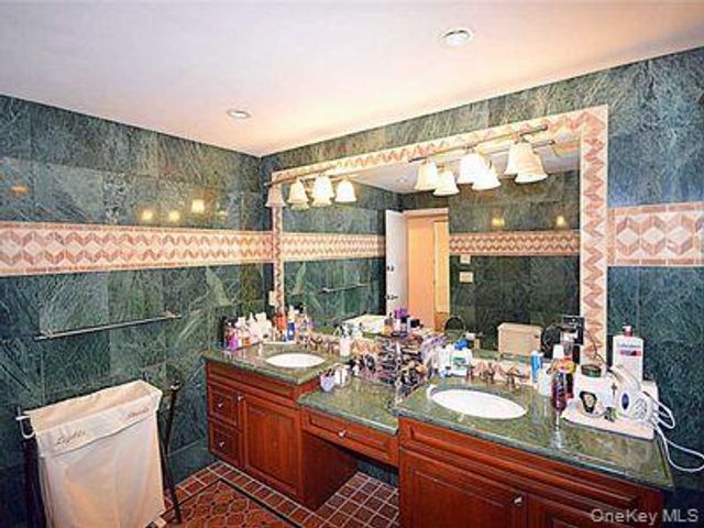 100 cuttermill Road 4V, Great Neck, NY 11021