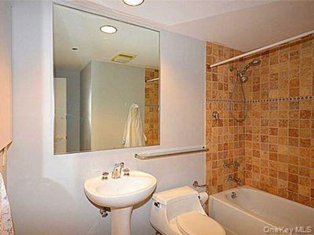100 cuttermill Road 4V, Great Neck, NY 11021