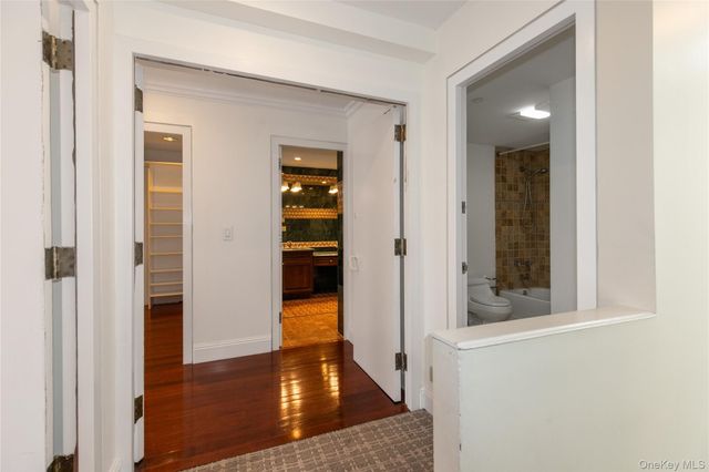 100 cuttermill Road 4V, Great Neck, NY 11021