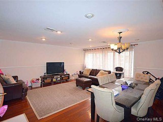 100 cuttermill Road 4V, Great Neck, NY 11021