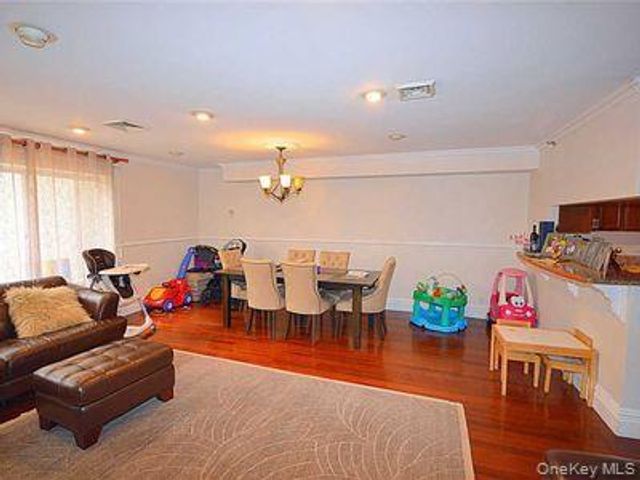 100 cuttermill Road 4V, Great Neck, NY 11021