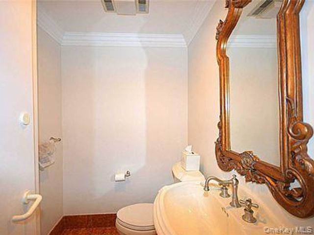100 cuttermill Road 4V, Great Neck, NY 11021