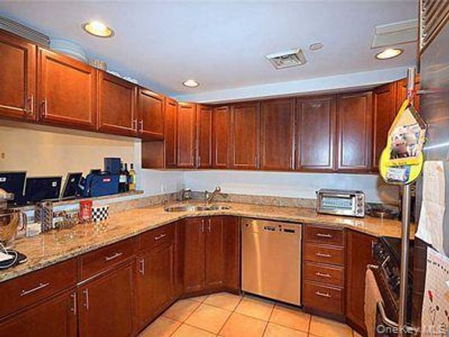 100 cuttermill Road 4V, Great Neck, NY 11021