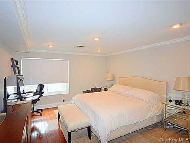 100 cuttermill Road 4V, Great Neck, NY 11021