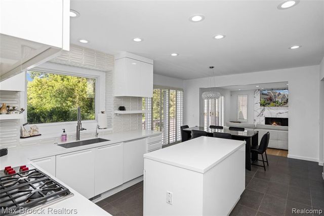 7102 Alta Vista Drive, West Bloomfield, MI 48322
