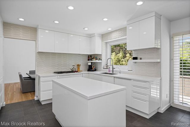 7102 Alta Vista Drive, West Bloomfield, MI 48322