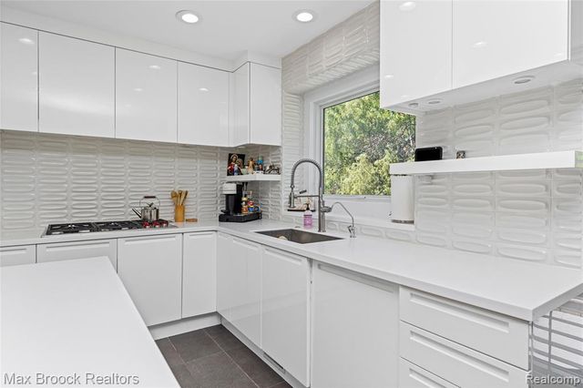 7102 Alta Vista Drive, West Bloomfield, MI 48322