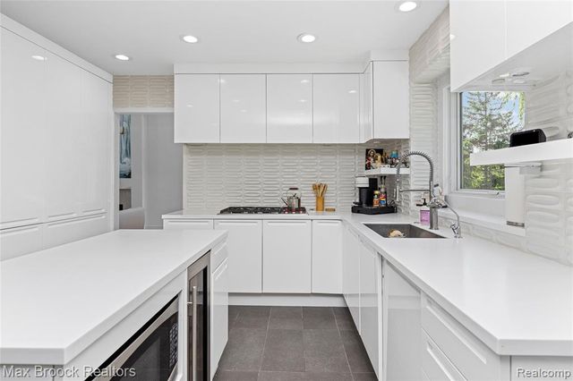 7102 Alta Vista Drive, West Bloomfield, MI 48322