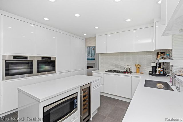 7102 Alta Vista Drive, West Bloomfield, MI 48322