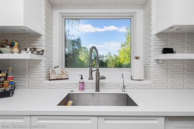 7102 Alta Vista Drive, West Bloomfield, MI 48322