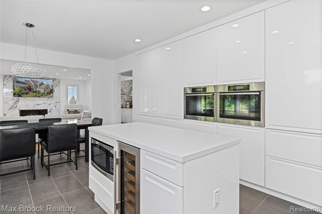 7102 Alta Vista Drive, West Bloomfield, MI 48322