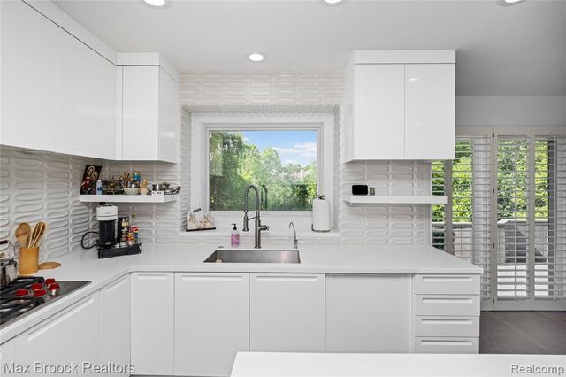 7102 Alta Vista Drive, West Bloomfield, MI 48322