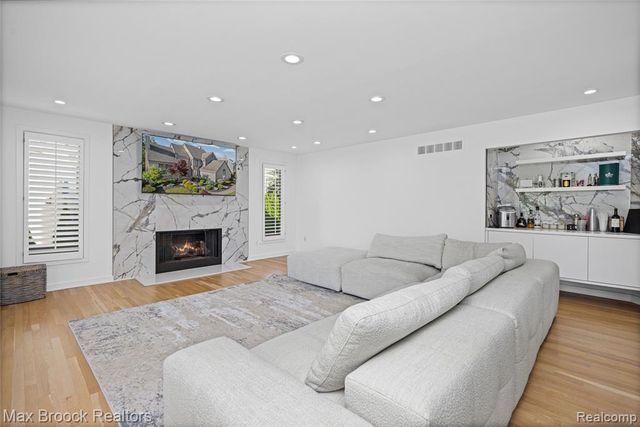 7102 Alta Vista Drive, West Bloomfield, MI 48322