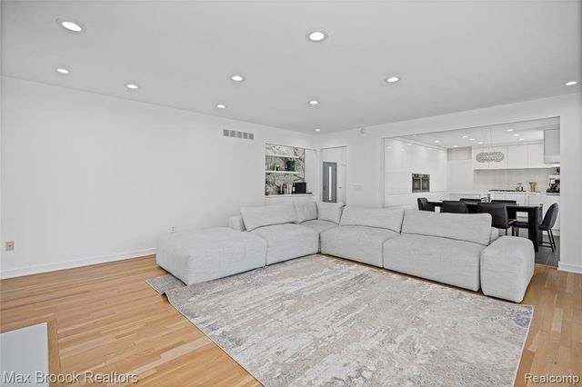 7102 Alta Vista Drive, West Bloomfield, MI 48322