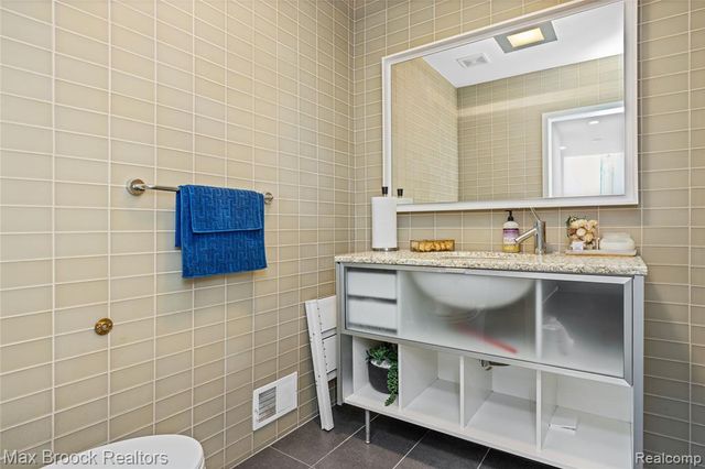 7102 Alta Vista Drive, West Bloomfield, MI 48322