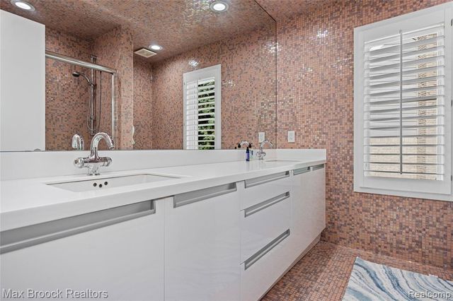 7102 Alta Vista Drive, West Bloomfield, MI 48322