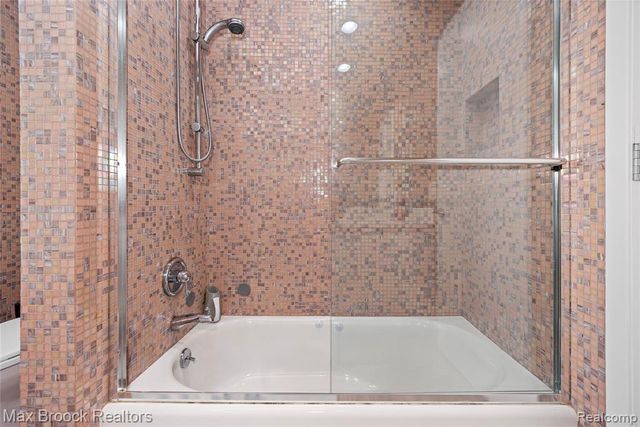 7102 Alta Vista Drive, West Bloomfield, MI 48322