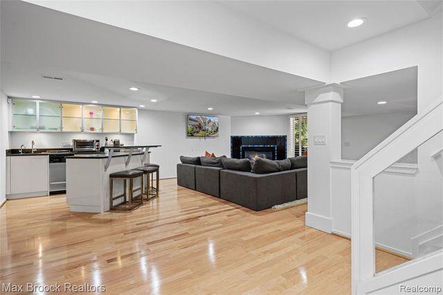 7102 Alta Vista Drive, West Bloomfield, MI 48322