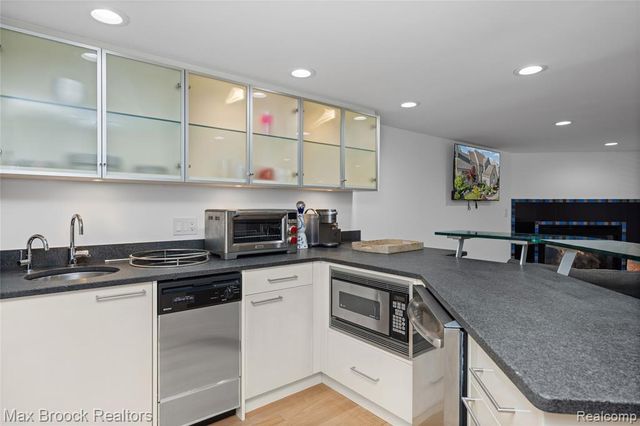 7102 Alta Vista Drive, West Bloomfield, MI 48322