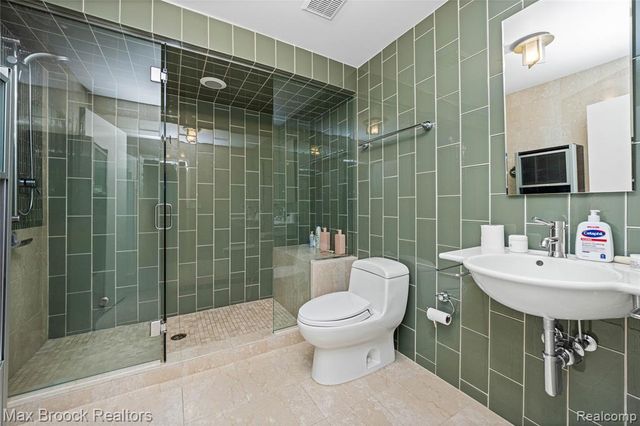 7102 Alta Vista Drive, West Bloomfield, MI 48322