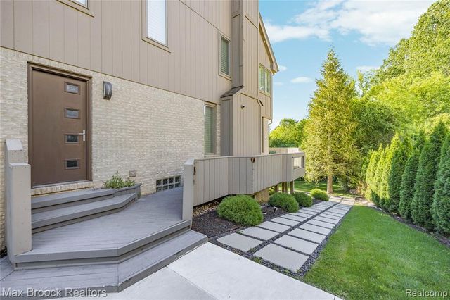 7102 Alta Vista Drive, West Bloomfield, MI 48322
