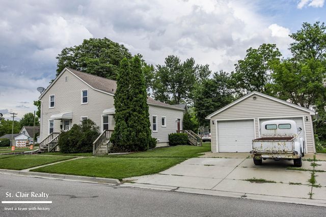 1017 Clinton Avenue, St Clair, MI 48079
