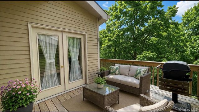 28 Willow Ridge Drive, Smithtown, NY 11787