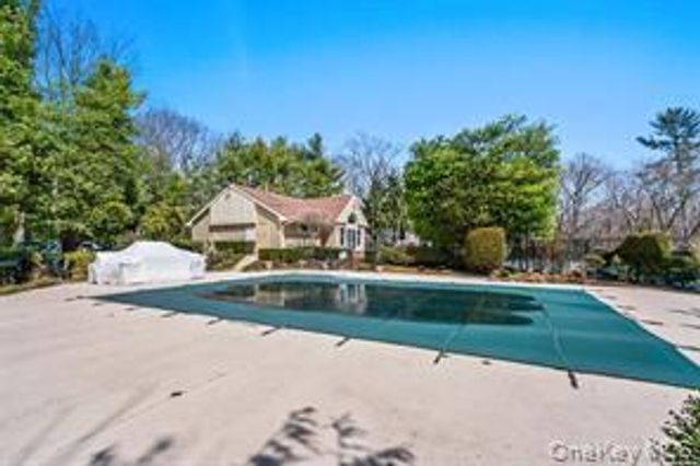 28 Willow Ridge Drive, Smithtown, NY 11787