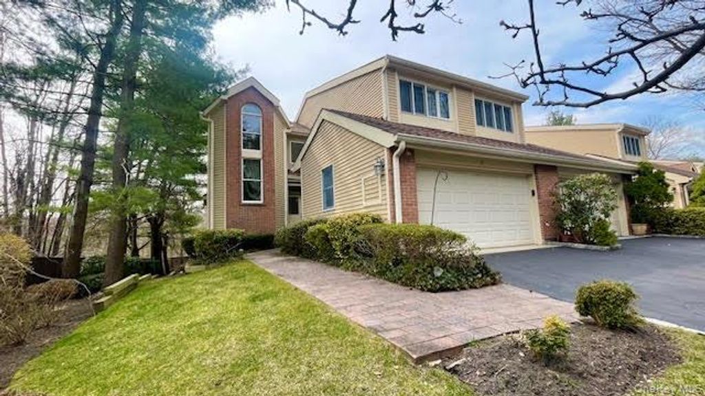 28 Willow Ridge Drive, Smithtown, NY 11787