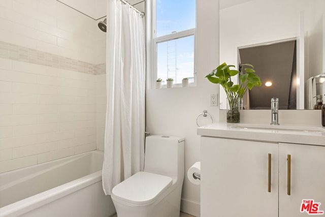 6074 W Studio Court, Los Angeles, CA 90038