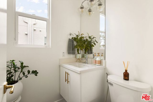 6074 W Studio Court, Los Angeles, CA 90038