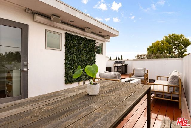 6074 W Studio Court, Los Angeles, CA 90038