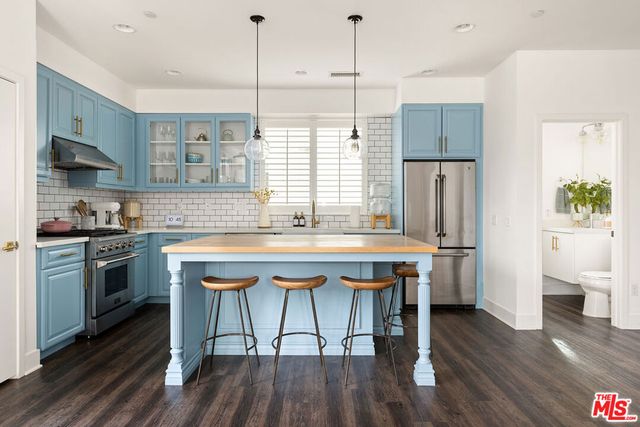 6074 W Studio Court, Los Angeles, CA 90038