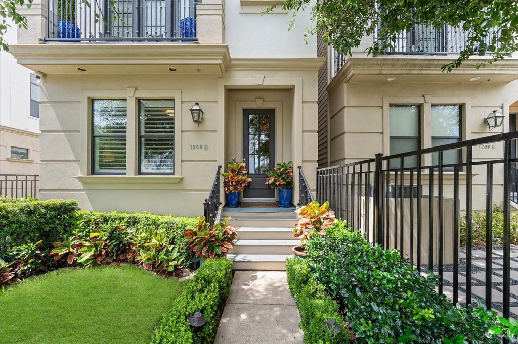 Image 1 of property listing at 1209 W 24th Street B, Houston, TX 77008