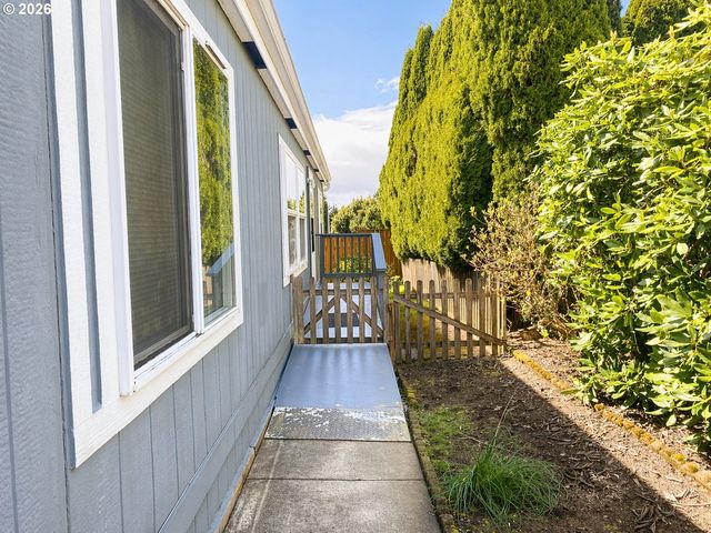 1512 W B Ave, La Center, WA 98629