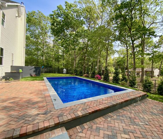 6 Dogwood Street, East Quogue, NY 11942