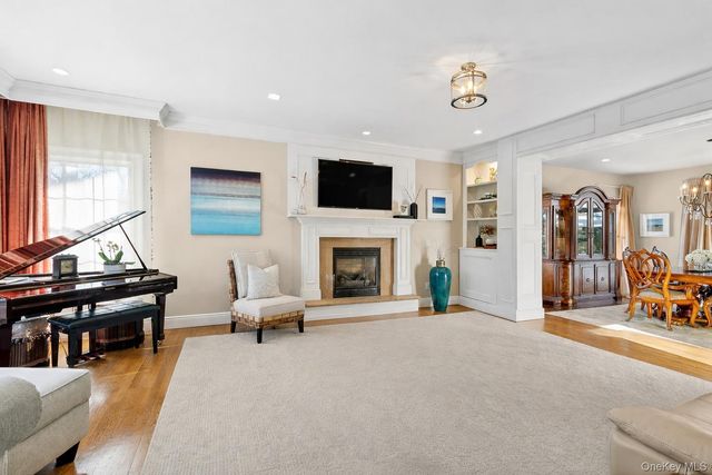 6 Dogwood Street, East Quogue, NY 11942