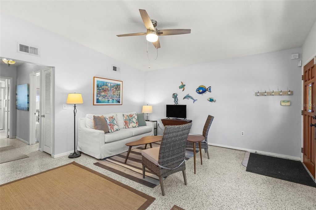 Image 3 of property listing at 1627 DUNMORE WAY, Sarasota, FL 34231