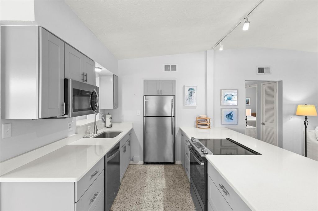 Image 5 of property listing at 1627 DUNMORE WAY, Sarasota, FL 34231