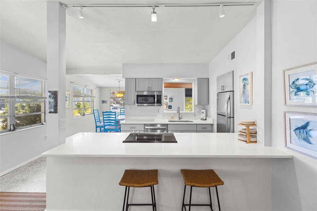 Image 7 of property listing at 1627 DUNMORE WAY, Sarasota, FL 34231