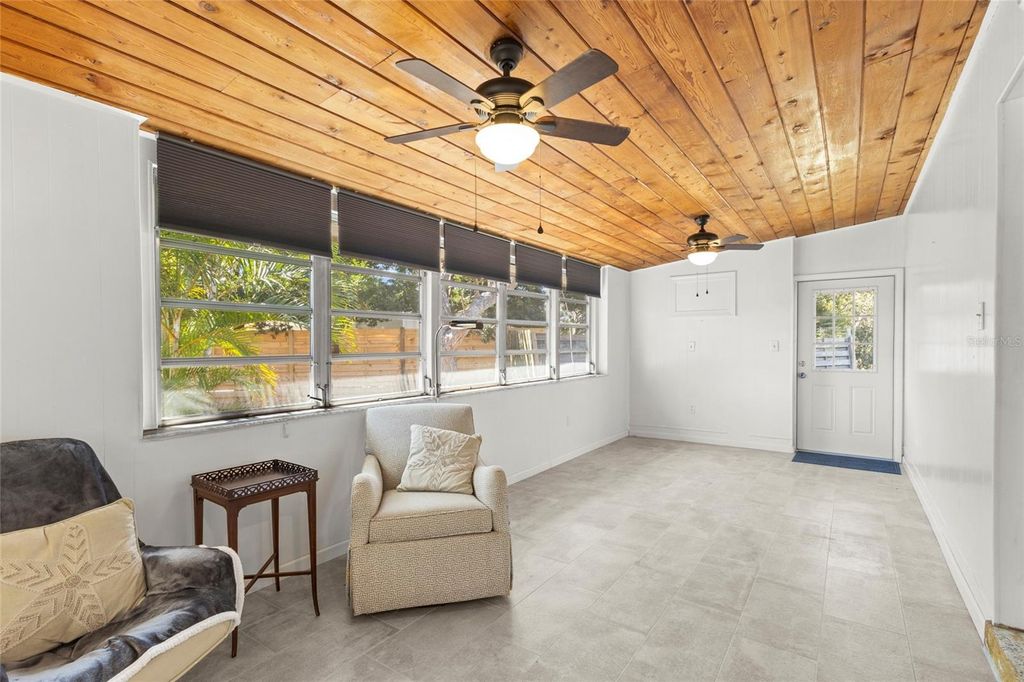 Image 9 of property listing at 1627 DUNMORE WAY, Sarasota, FL 34231