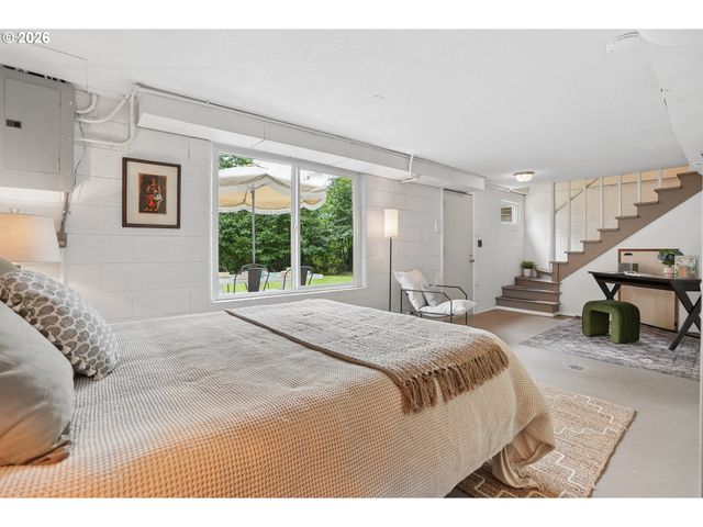 6930 Sw BRIER Pl, Portland, OR 97219