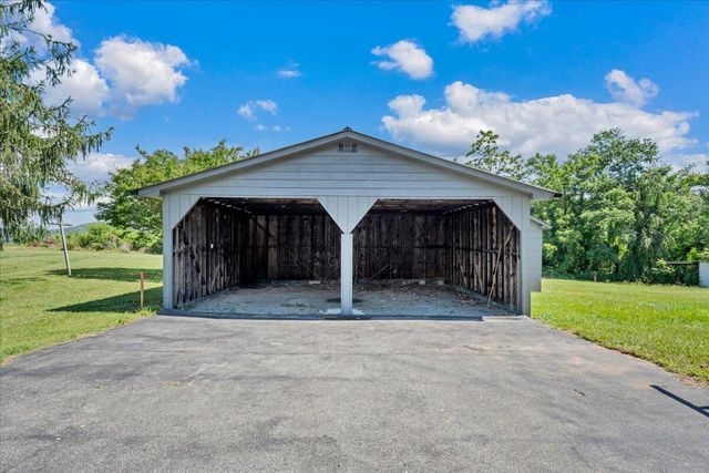 5609 Franklin ST, Ferrum, VA 24088