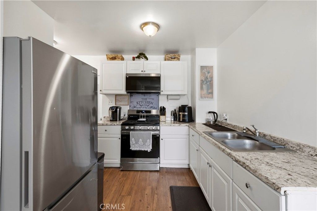 Image 10 of property listing at 1534 E Broadway, Glendale, CA 91205